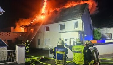FW Königswinter: Dachstuhlbrand in Königswinter Heisterbacherrott Feuerwehr kann ...