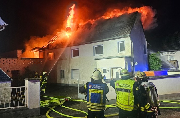FW Königswinter: Dachstuhlbrand in Königswinter Heisterbacherrott Feuerwehr kann ...