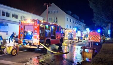 FW-BN: Brand an Gewerbeobjekt - Flammen greifen auf Gebäudeinneres über