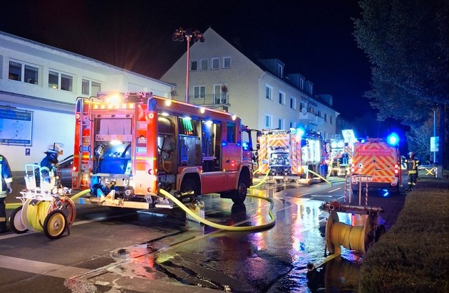 FW-BN: Brand an Gewerbeobjekt - Flammen greifen auf Gebäudeinneres über