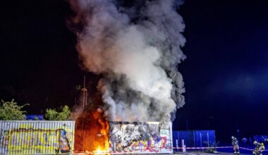 Brand in Essen auf Sportplatz - Container brennen
