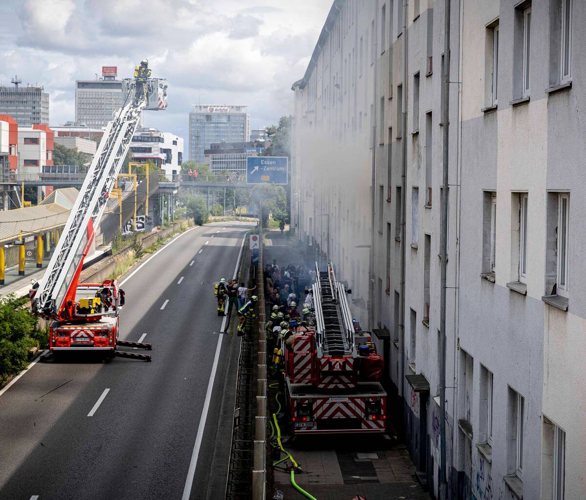 Dramatischer Brand in Essen - Drehleiter auf der A40