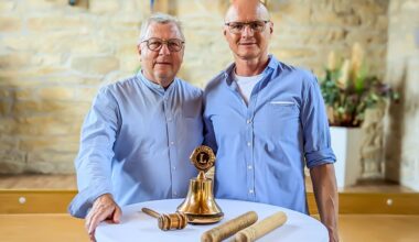 Wolfgang Kraya (r.) von der LVM-Versicherungsagentur Kraya & Wendt ist neuer Lions-Präsident und übernahm den Staffelstab von Roland Schwarz.