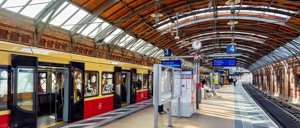 Ein Zug steht im S-Bahnhof Hackescher Markt in Berlin.