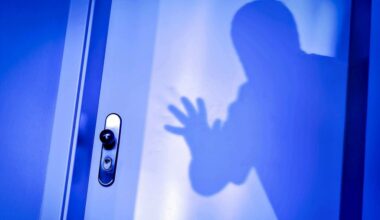 Das möchte wohl niemand erleben: Ein Einbrecher nähert sich einer Wohnungstür. In Halle steht seit Montag ein 40 Jahre alter Mann vor Gericht, der mehrfach in Wohnungen und Einfamilienhäuser eingebrochen sein soll.