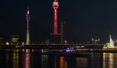 1.000 Farbpunkte am Himmel - Drohnenshows sind neue Attraktion der Rheinkirmes - Bayern