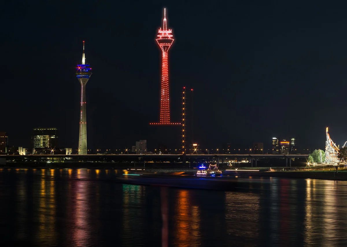 1.000 Farbpunkte am Himmel - Drohnenshows sind neue Attraktion der Rheinkirmes - Bayern