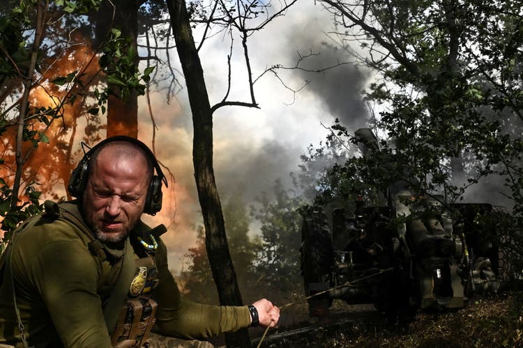 Sowjetische Waffen, aber digital vernetzt: Ein ukrainischer Soldat feuert eine Haubitze ab an der Front in der Region Saporischja.