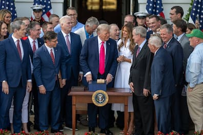US-Präsident Trump unterzeichnete das neue Gesetz „One Big Beautiful Bill Act“ am 4. Juli 2025 in Washington.