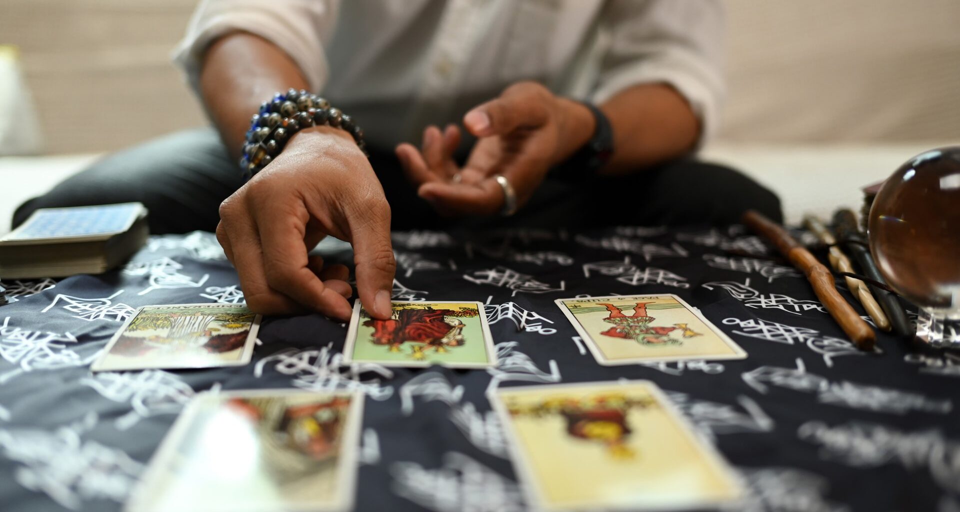 Welche Tarot-Karte spiegelt dein Leben aktuell wider? Erfahre es jetzt!