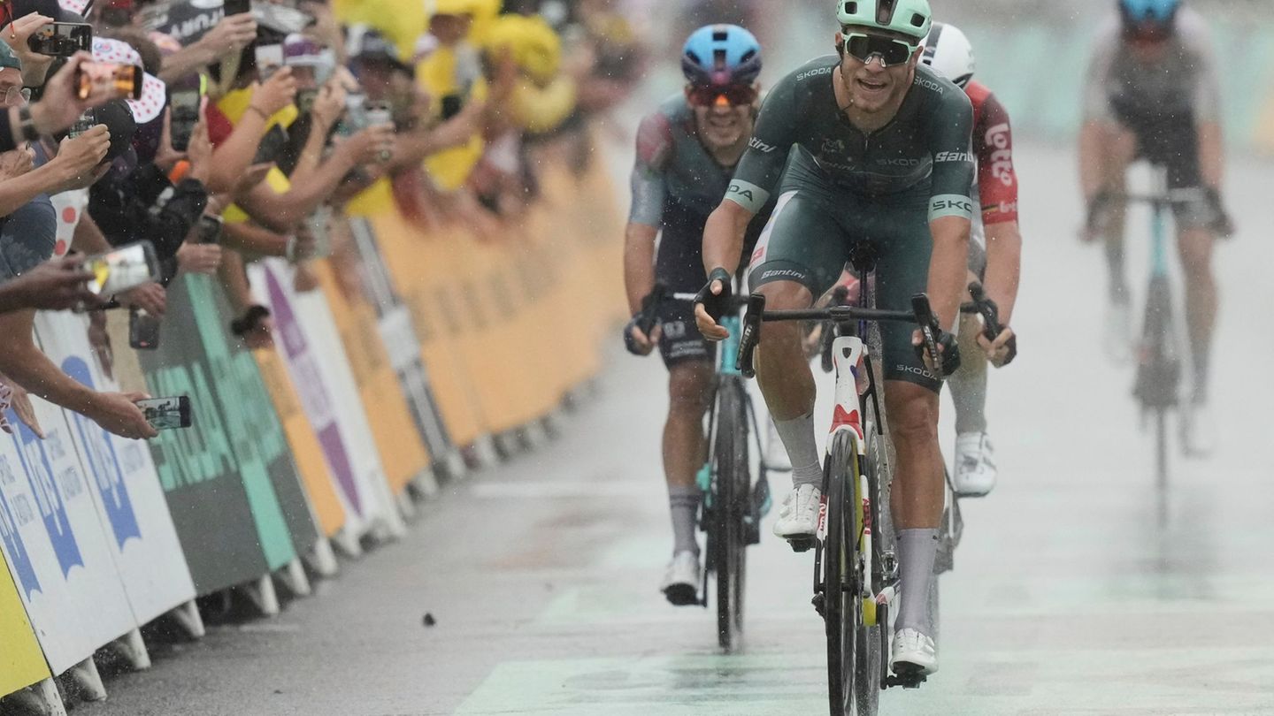 Der Italiener Jonathan Milan gewinnt den Sprint in Valence. Foto: Thibault Camus/AP/dpa