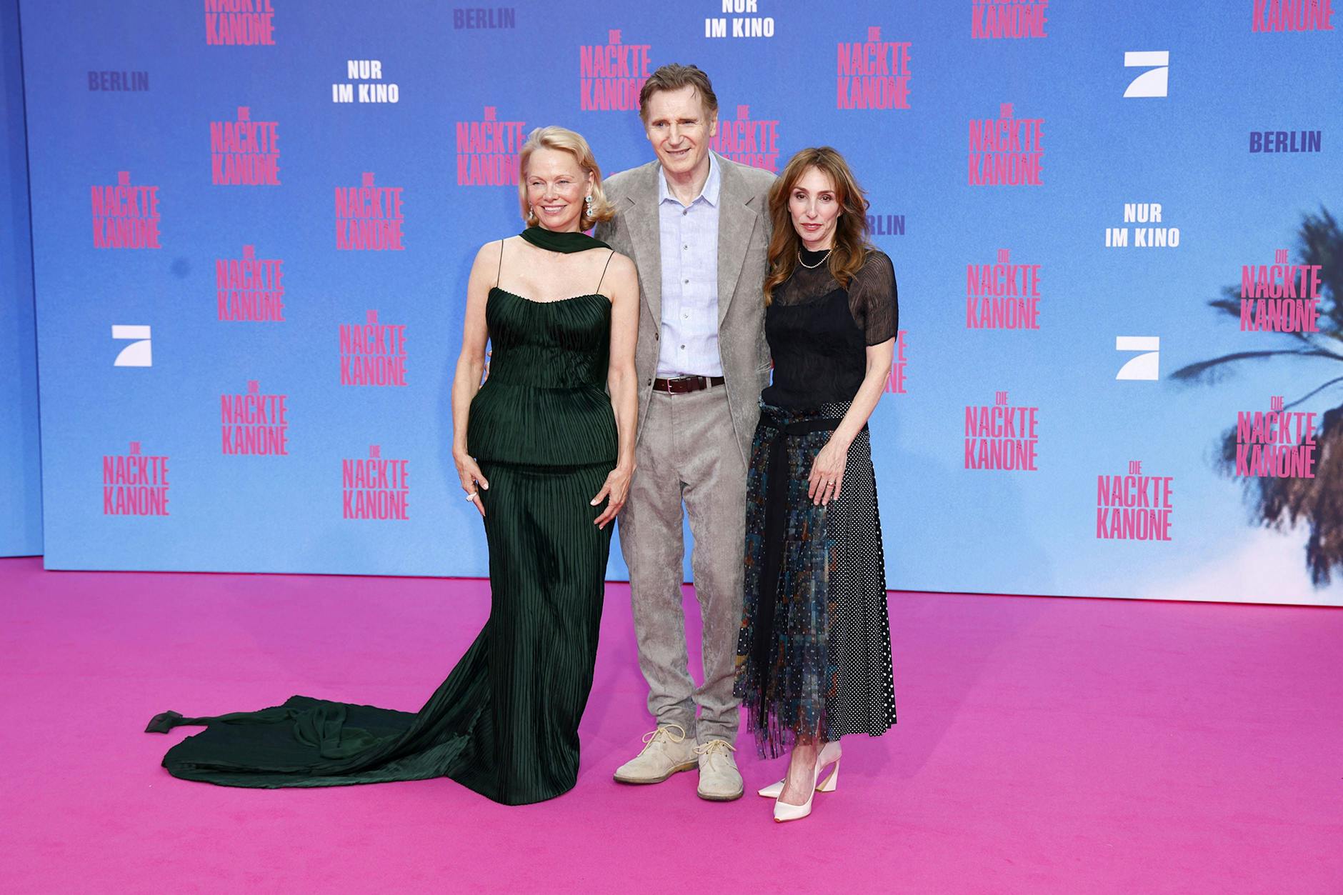Staraufmarsch! Zur Premiere legten Pamela Anderson, Liam Neeson und Produzentin Erica Huggins über die Spree in Berlin an.