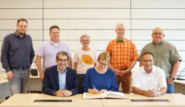 Grünen-Parlamentarier tragen sich in Goldenes Buch von Brühl ein
