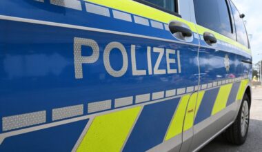 Kind (7) mit Tretroller kollidiert mit rotem Pkw