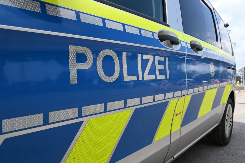 Kind (7) mit Tretroller kollidiert mit rotem Pkw