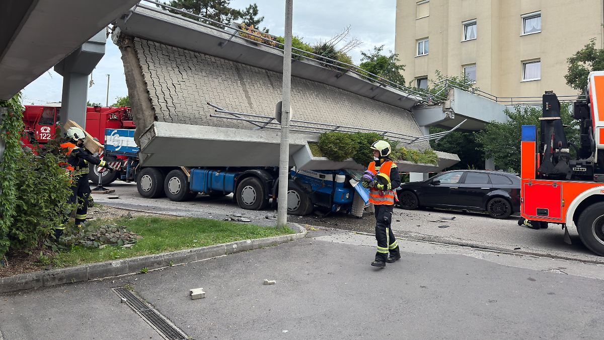 15:05 Brücke stürzt in Österreich auf Lkw - Zwei Schwerverletzte - Ntv