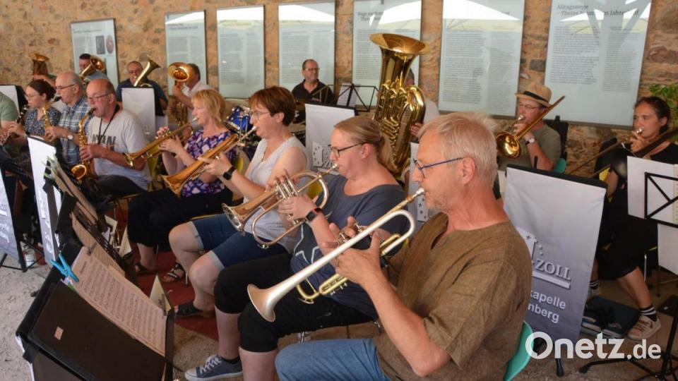 Zollkapelle Nürnberg begeistert bei Sitzweil im Schafferhof