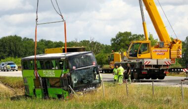 Autobahn nach Berlin gesperrt: Flixbus kippt auf A19 um - mehr als 20 Verletzte