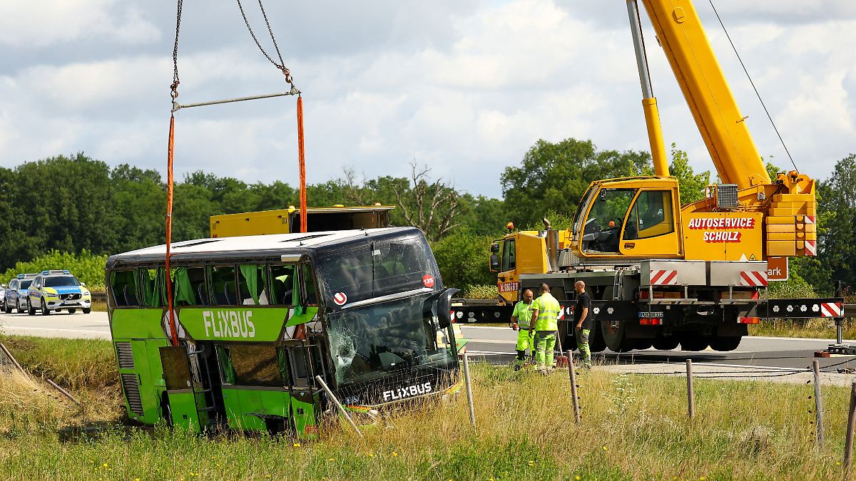Autobahn nach Berlin gesperrt: Flixbus kippt auf A19 um - mehr als 20 Verletzte