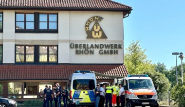 Mellrichstadt: Mann sticht auf drei Kollegen von Stromversorger „Überlandwerk“ ein - Frau stirbt - Bayern