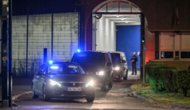 Konvoi mit Fahrzeugen verlässt das Gefängnis Lannemezan