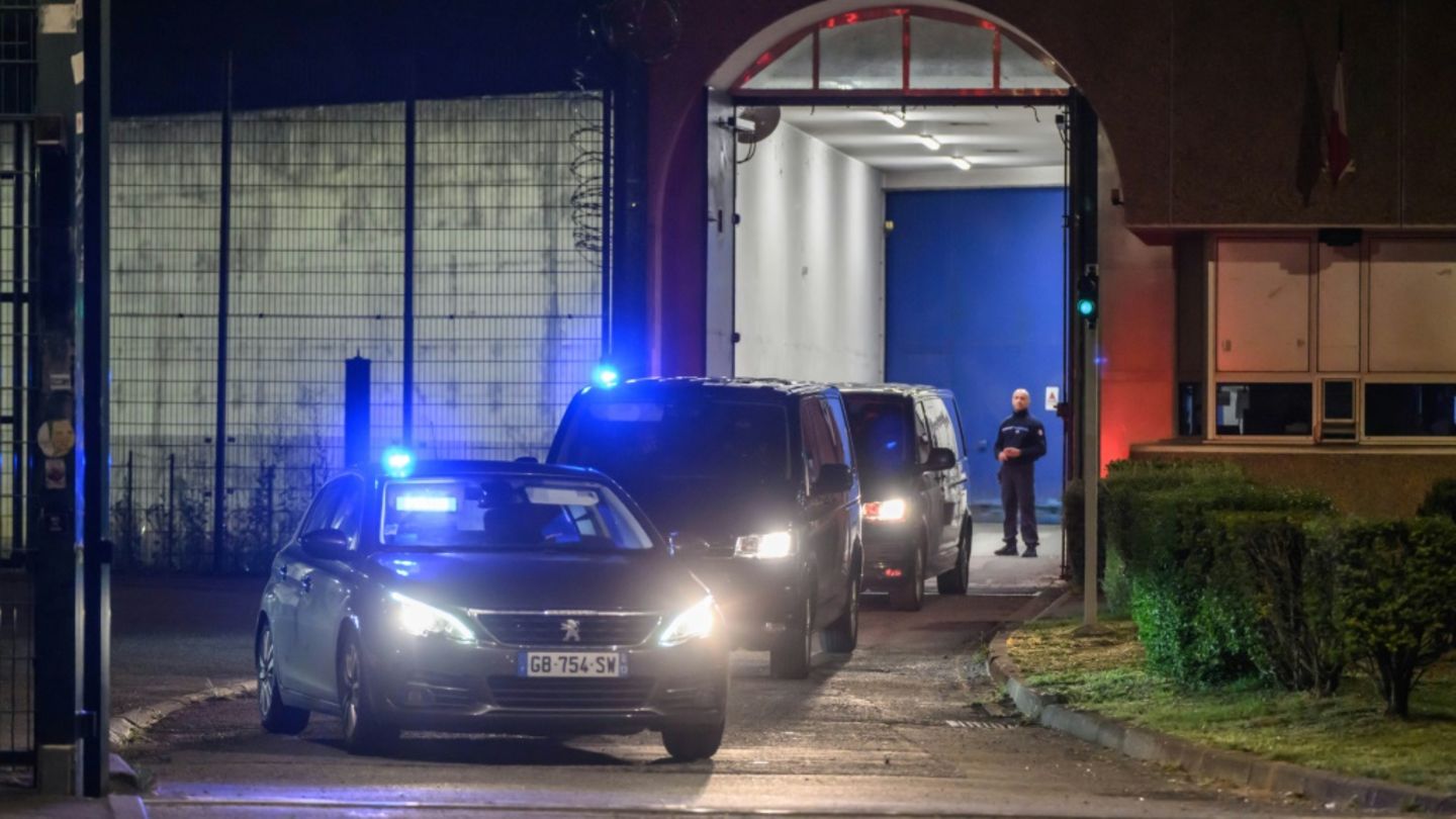 Konvoi mit Fahrzeugen verlässt das Gefängnis Lannemezan