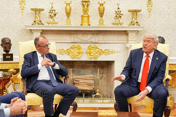 Treffen im Weißen Haus am 5. Juni 2025: Bundeskanzler Friedrich Merz (l.) und US-Präsident Donald Trump haben nach den Worten von Merz persönlich einen guten Draht zueinander gefunden. - © Michael Kappeler/dpa