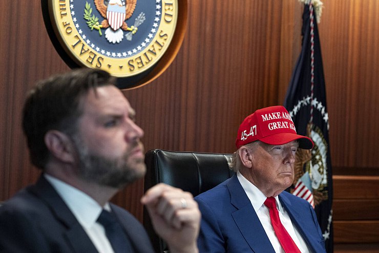 21. Juni 2025: Präsident Donald Trump (r.) trägt seine MAGA-Kappe (