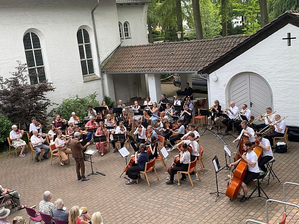 Das Universitätsorchester spielt vor der Theesener Kirche. - © NW