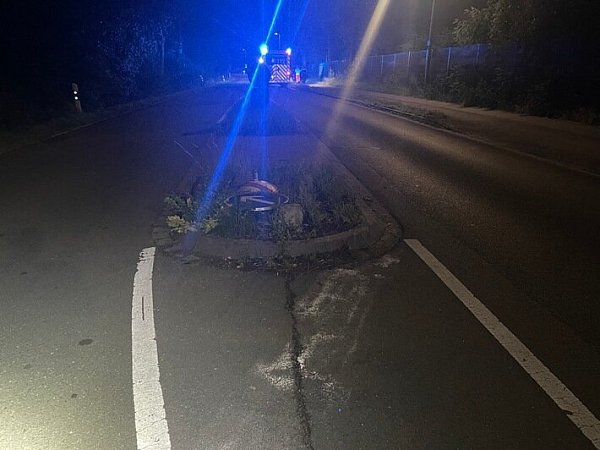 Erste Kollision: Unfallstelle an der Verkehrsinsel - © Bielefeld