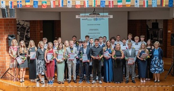 Gruppenbild der FOS Absolventen - © Bielefeld