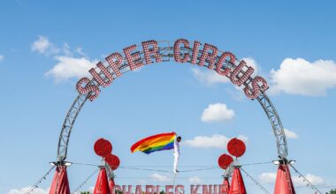 Protest gegen Kanzler Merz: Zirkus hisst Regenbogenfahne in Bielefeld
