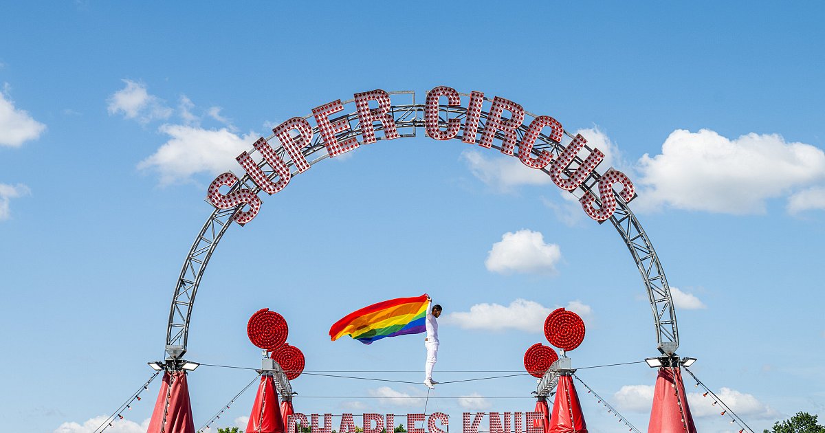 Protest gegen Kanzler Merz: Zirkus hisst Regenbogenfahne in Bielefeld