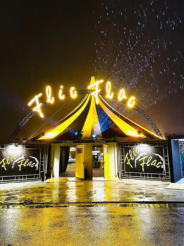 Das leuchtende Zelt von Circus Flic Flac an der Bielefelder Radrennbahn lädt auch 2025 zur spektakulären Xmas-Show ein. - © Flic Flac