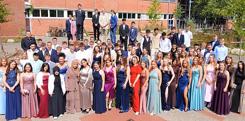 Diese 93 Zehntklässler und Zehntklässlerinnen der Gesamtschule Halle haben die Mittlere Reife erreicht. - © Ekkehard Hufendiek