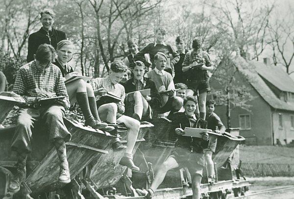 Raus in die Natur: Jungen der Aufbauschule, aus der das Gymnasium Bethel hervorgegangen ist, malen 1951 im Zeichenunterricht Landschaftsbilder. - © privat