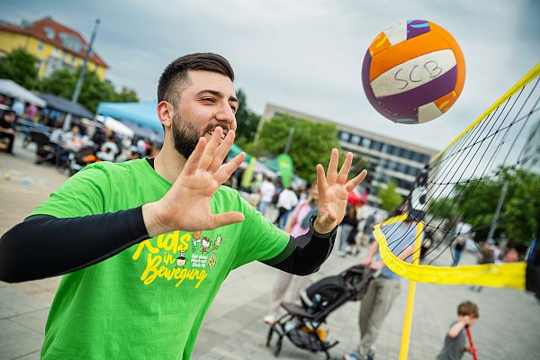 Abdul arbeitet ehrenamtlich bei "Kids in Bewegung" und übt sich im Volleyball. - © Barbara Franke