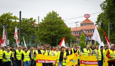 Dr.-Oetker-Beschäftigte gehen in Bielefeld auf die Straße - Produktion stoppt