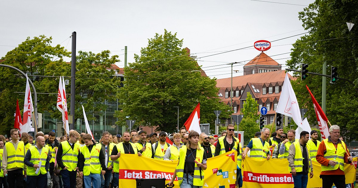 Dr.-Oetker-Beschäftigte gehen in Bielefeld auf die Straße - Produktion stoppt