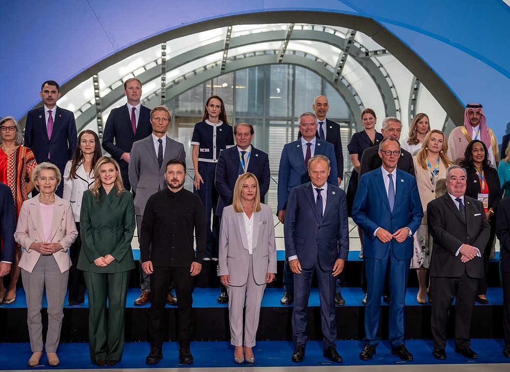 Bei der Wiederaufbaukonferenz für die Ukraine stellen sich die Teilnehmer rund um Präsident Wolodymyr Selenskyj zum Gruppenfoto auf. - © Michael Kappeler/dpa