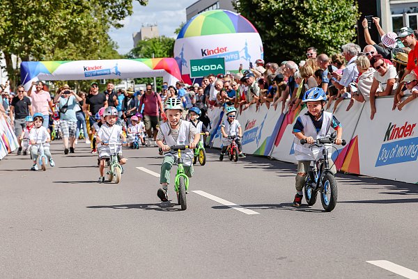 Kinder haben großen Spaß beim Laufradrennen beim Rahmenprogramm der Initiative kinder Joy of Moving bei der Lidl Deutschland Tour 2024 in Saarbrücken.

Foto: © Daniel Löb / Loeb für kinder Joy of Moving

Honorarfrei im Rahmen der redaktionellen Berichterstattung über die Lidl Deutschland Tour 2024

Daniel Löb, Auf der Hut 27, 91301 Forchheim

Mobil: 0171/4157296 - © Daniel Löb