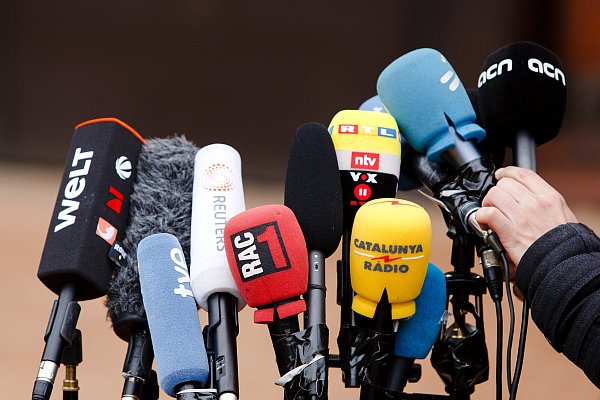 Kinder und Jugendliche können in die Welt des Journalismus eintauchen und als Reporter unterwegs sein. - © dpa