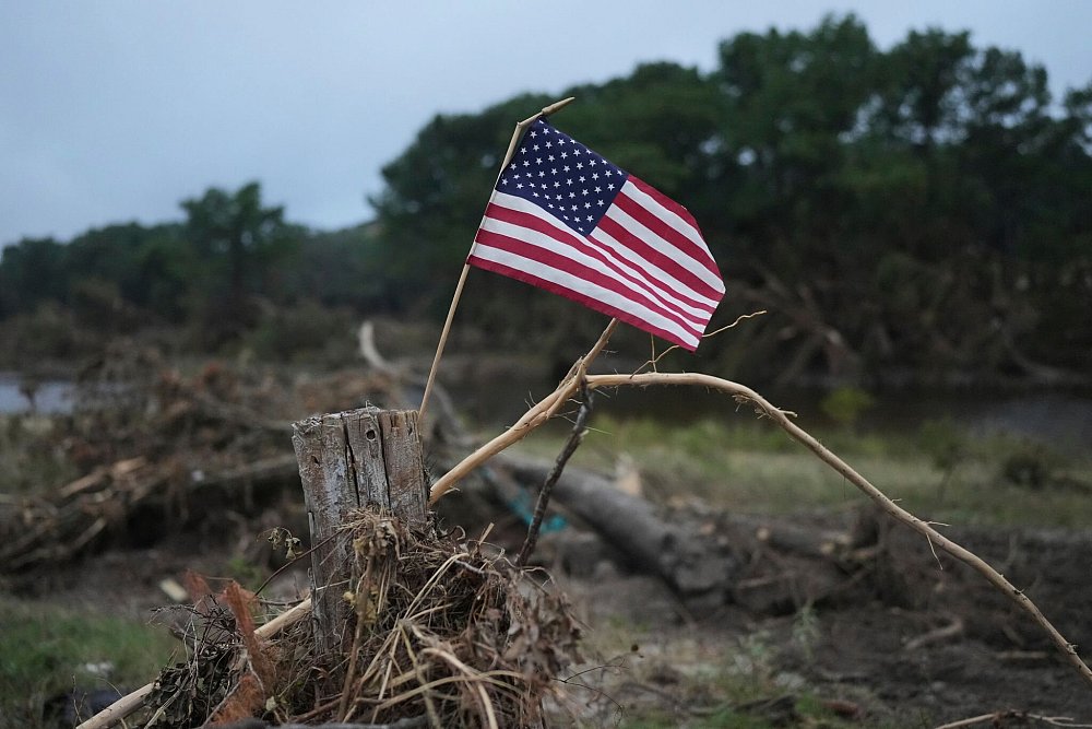Eine US-Flagge. - © Eric Gay/AP/dpa