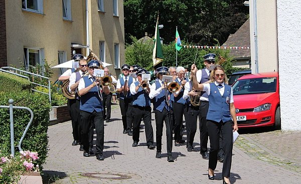 Ab 13.30 Uhr werden die Schützen gemeinsam mit dem Königspaar durch das Dorf ziehen. - © NW