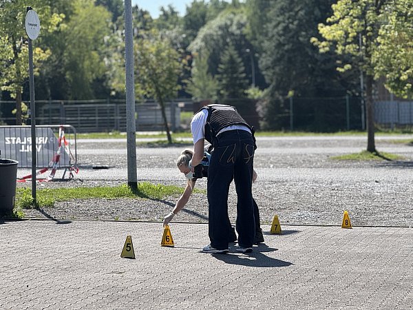 Polizeibeamte sichern Spuren nach der jüngsten Gewalttat am 19. Juli vor der Disco "Prime" in Bielefeld-Brackwede. - © Paul Brinkmann