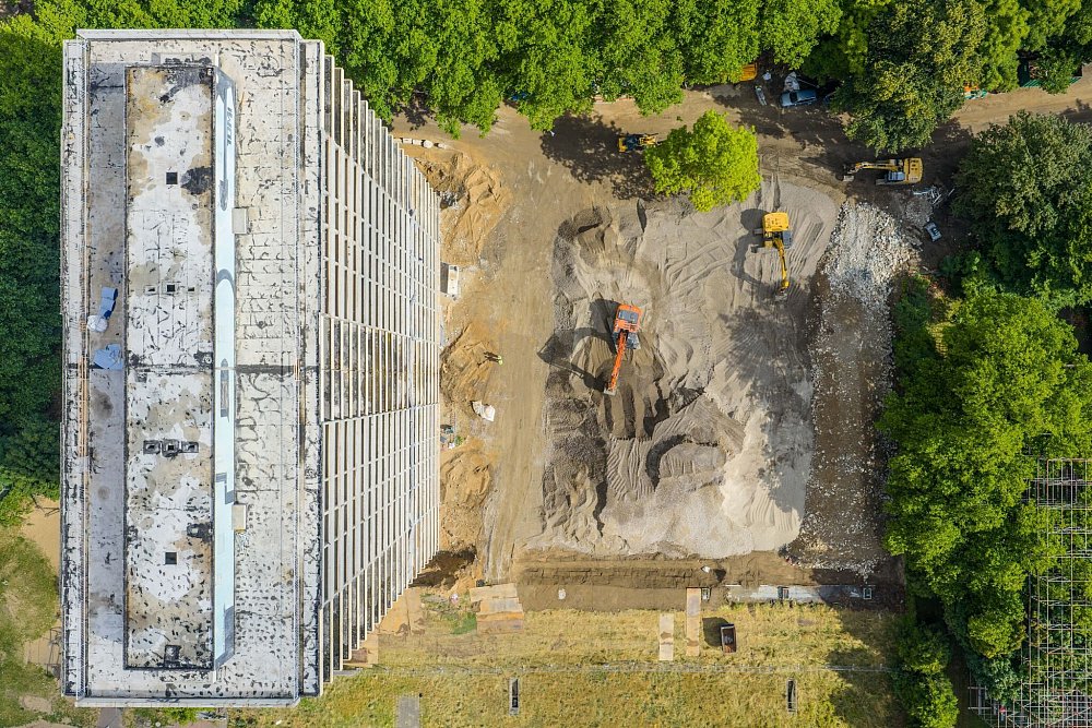 Mehr als 60 Meter hoch ist der «Weiße Riese», der nun gesprengt wird - und es ist noch der kleinste von einst sechs solchen Hochhäusern. - © Christoph Reichwein/dpa