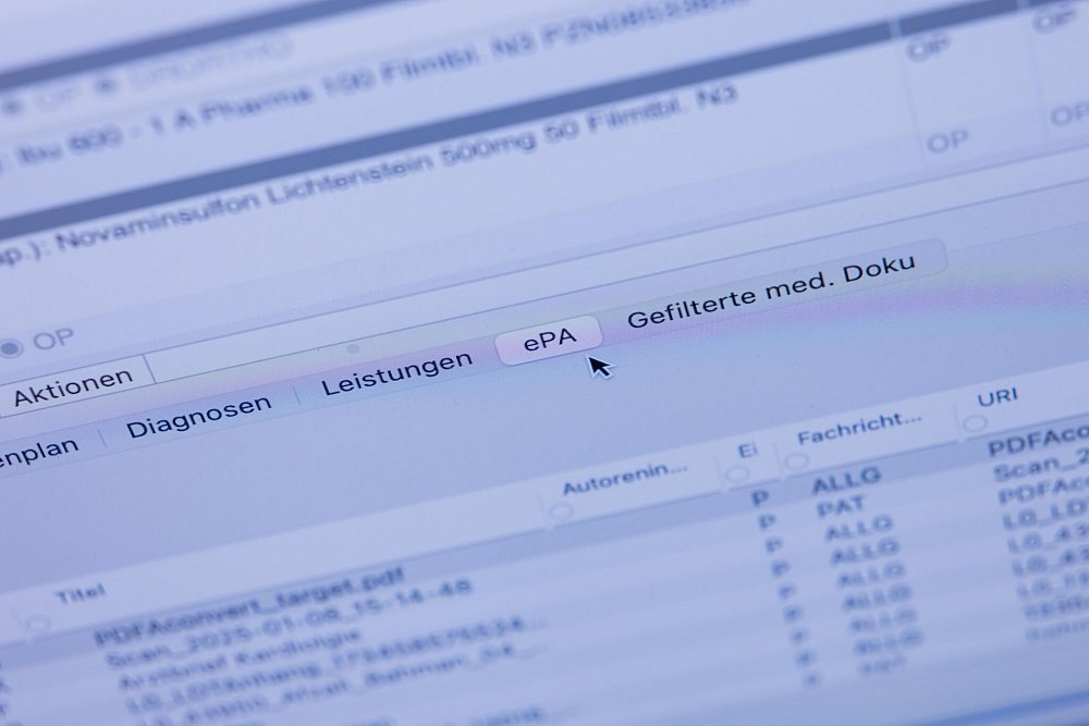 Patienten können ihre E-Akte in Praxen befüllen lassen, auch ohne selbst hineinzuschauen. (Archivbild) - © Rolf Vennenbernd/dpa-Pool/dpa