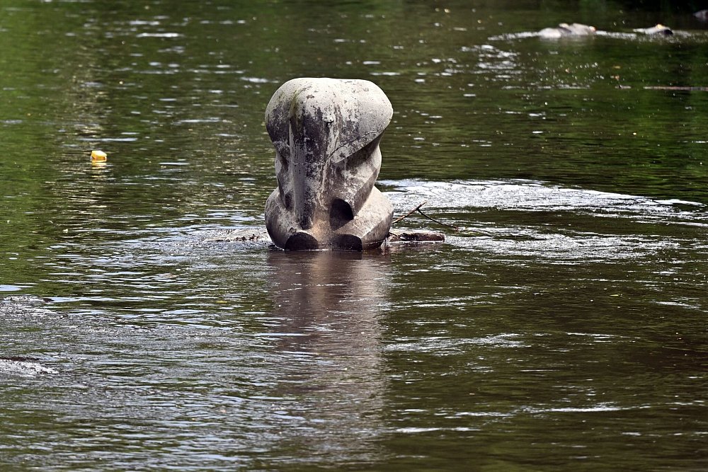 Seit 2020 erinnert mitten in der Wupper eine Skulptur an Tuffi. - © Federico Gambarini/dpa