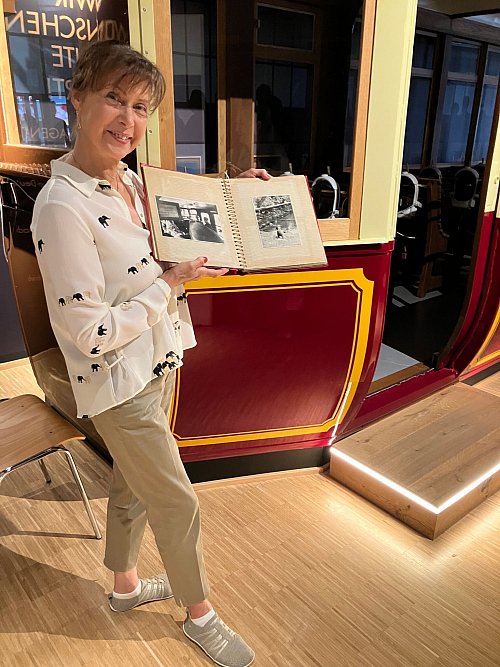 Gina Althoff vor einem historischen Wagen der Schwebebahn im Schwebebahnmuseum Schwebodrom. - © Volker Danisch/dpa