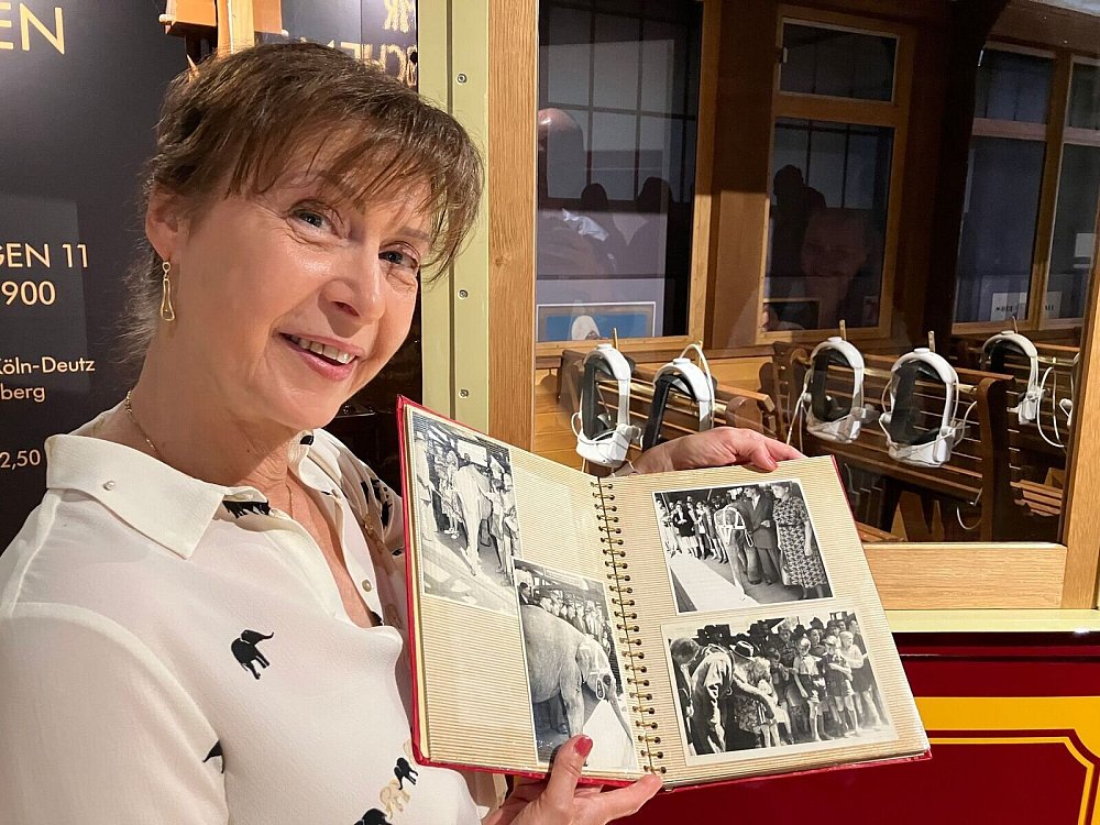 75 Jahre nach dem Sturz von Tuffi übergibt Gina Althoff ein Fotoalbum an das Schwebebahnmuseum in Wuppertal. - © Volker Danisch/dpa